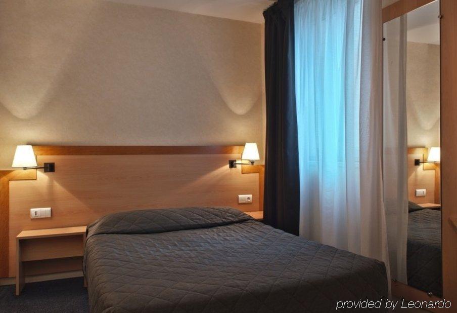 Hotel Du Chemin Vert Paris Exterior photo